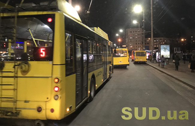 У Києві вандали обмалювали тролейбус