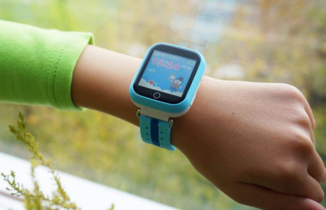 На руке у школьницы взорвались смарт-часы: ребенок в больнице, необходима операция