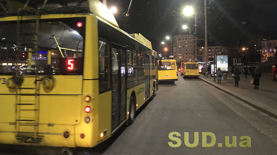 У Києві вандали обмалювали тролейбус