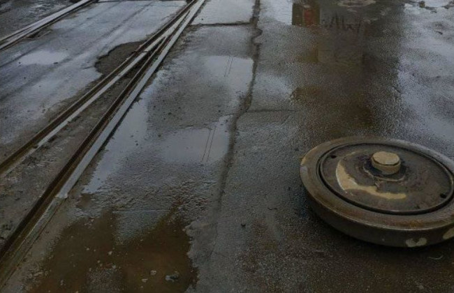 В Киеве у трамвая на ходу отпало колесо, фото