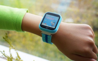 На руке у школьницы взорвались смарт-часы: ребенок в больнице, необходима операция