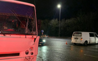В Киеве маршрутка и микроавтобус устроили серьезное ДТП, фото