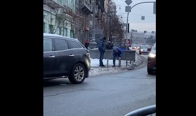 В Киеве «герой парковки» пытался демонтировать антипарковочные столбики, видео