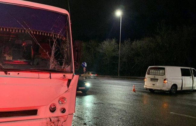 В Киеве маршрутка и микроавтобус устроили серьезное ДТП, фото