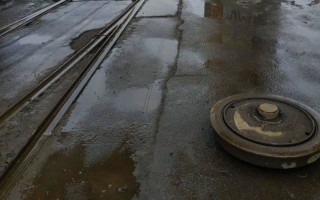 В Киеве у трамвая на ходу отпало колесо, фото