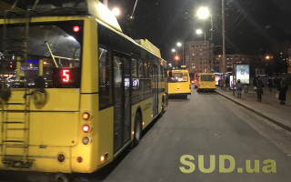 У Києві вандали обмалювали тролейбус