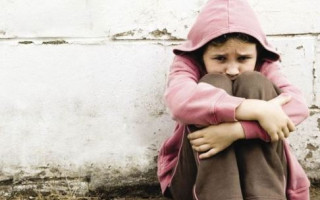 Бродила в тапочках у лесополосы: под Киевом мужчина нашел маленькую девочку