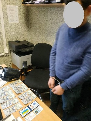СБУ в Киеве задержала на взятке старшего государственного исполнителя