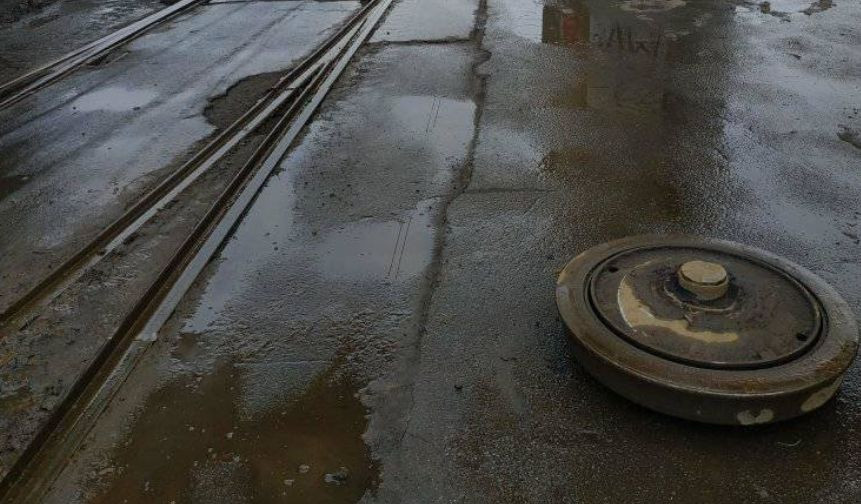 В Киеве у трамвая на ходу отпало колесо, фото