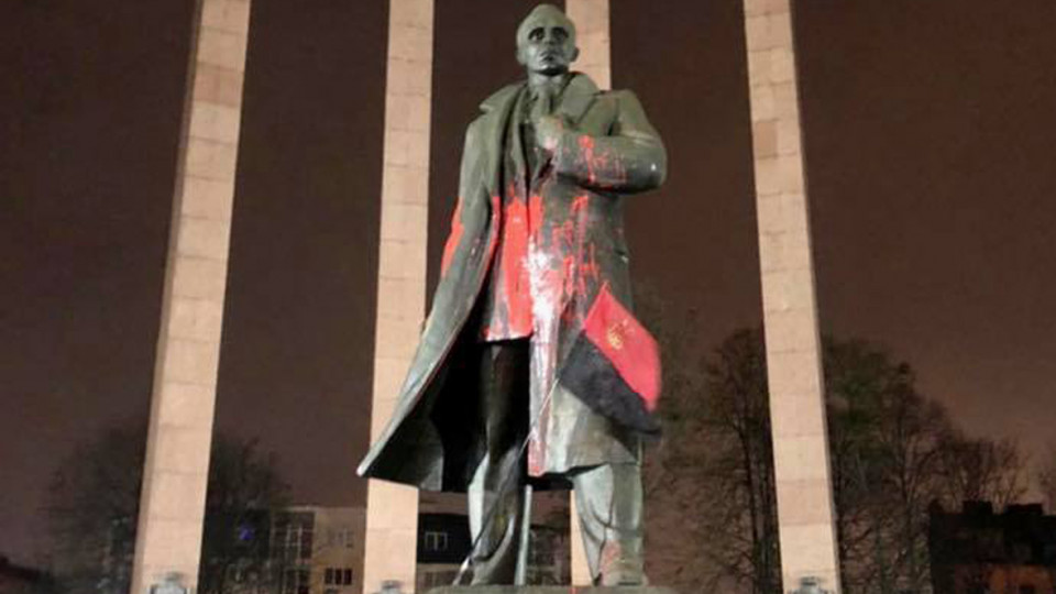 Во Львове вандалы облили краской памятник Бандере
