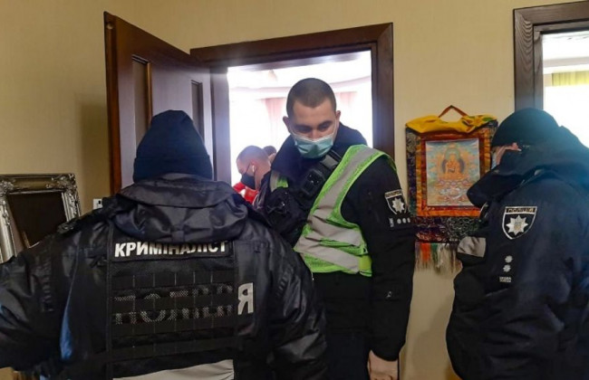 Киевлянин убил жену кортиком в грудь, видео