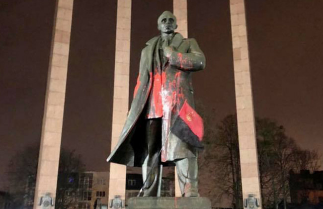Во Львове вандалы облили краской памятник Бандере