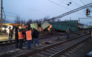 На Дніпропетровщині з рейок зійшли 8 вагонів: через масштабну аварію затримується низка потягів, деталі