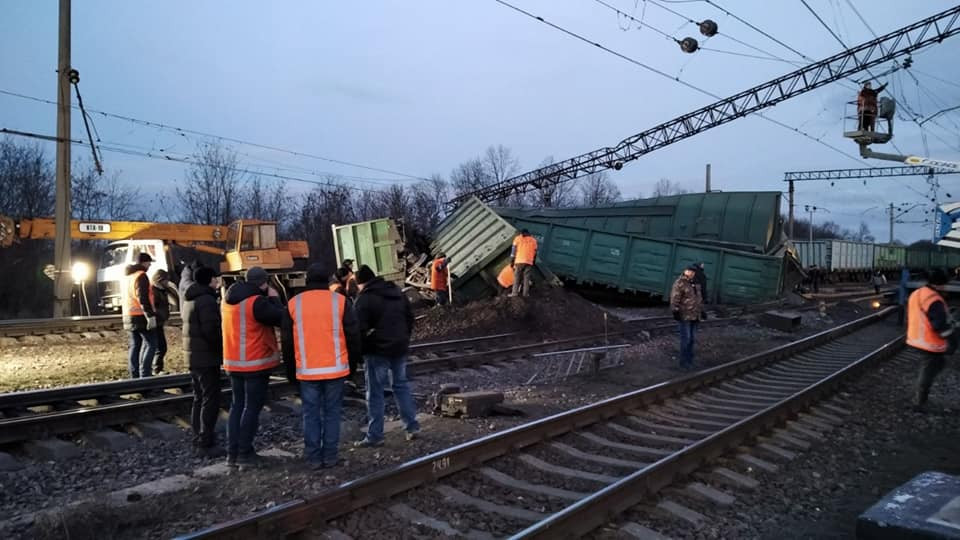 На Дніпропетровщині з рейок зійшли 8 вагонів: через масштабну аварію затримується низка потягів, деталі