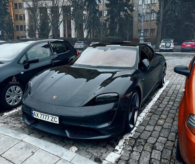 В Украине заметили редкий автомобиль за 5 млн
