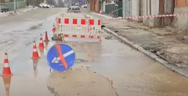 В Киеве вновь прорвало трубу, видео