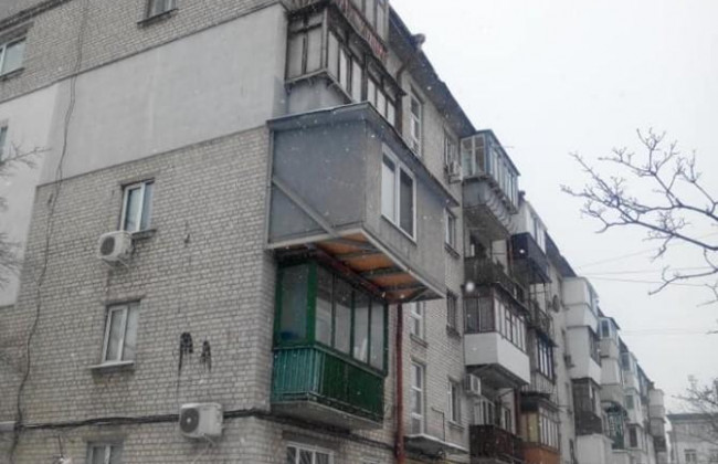 В Киеве заметили огромный самодельный балкон