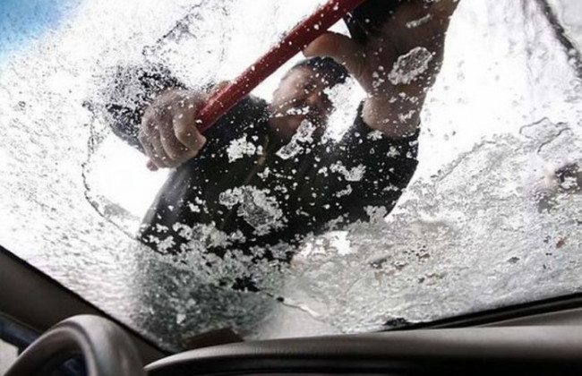 Как правильно очистить автомобиль от снега и льда: важные советы