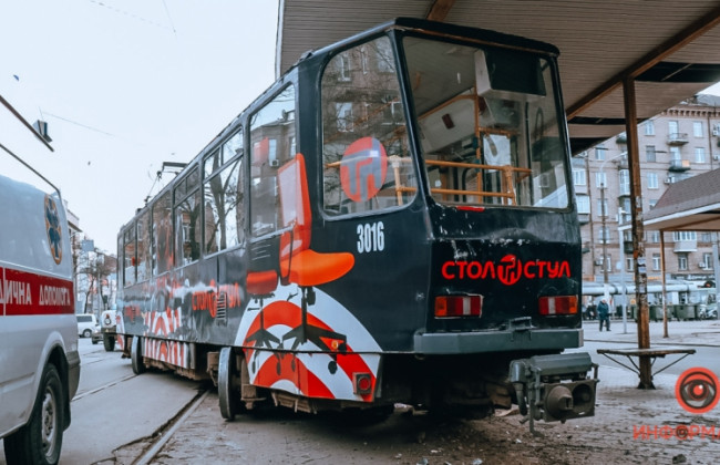 В Днепре трамвай сошел с рельсов, задел женщину и снес остановку: видео