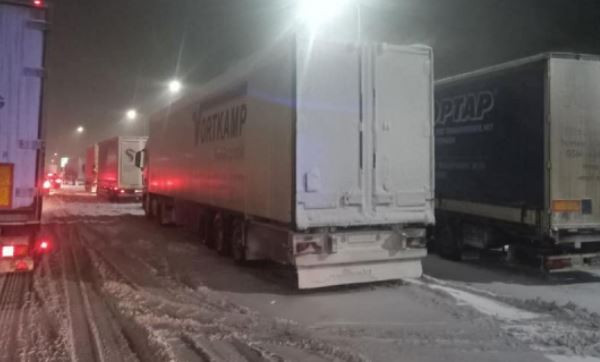 Трассу Киев—Чоп засыпало снегом: автомобили застряли в пробке, фото