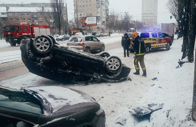 В Киеве автомобиль слетел в сугроб и перевернулся на крышу, фото