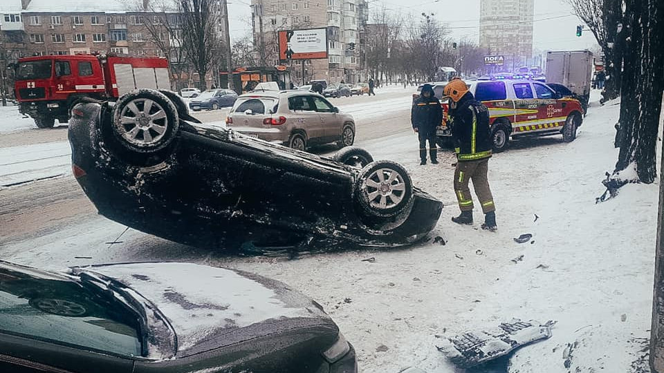 В Киеве автомобиль слетел в сугроб и перевернулся на крышу, фото