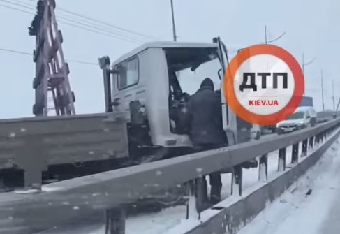 В Киеве на Северном мосту развернуло грузовик, видео