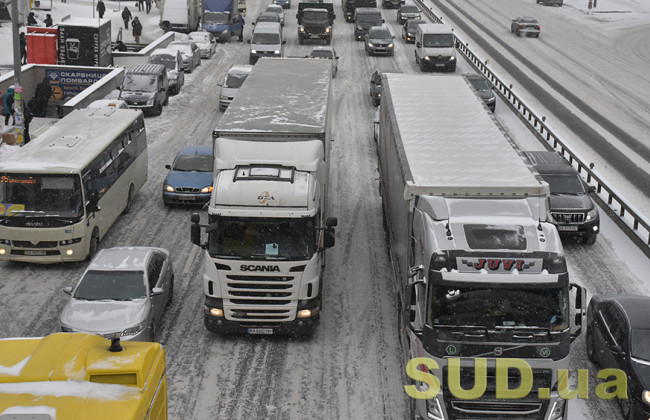 Через сильний снігопад на в’їздах у Київ скупчилося більше 1400 вантажівок