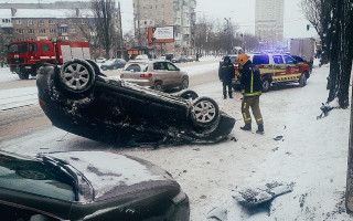 В Киеве автомобиль слетел в сугроб и перевернулся на крышу, фото