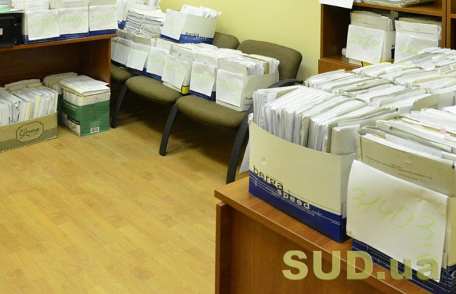 Не вистачає не лише марок: у львівському суді закінчився папір