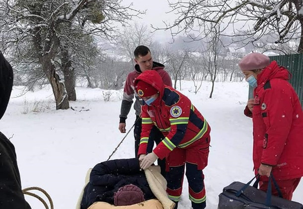 Во Львовской области из-за сугробов больную с инфарктом везли на санях