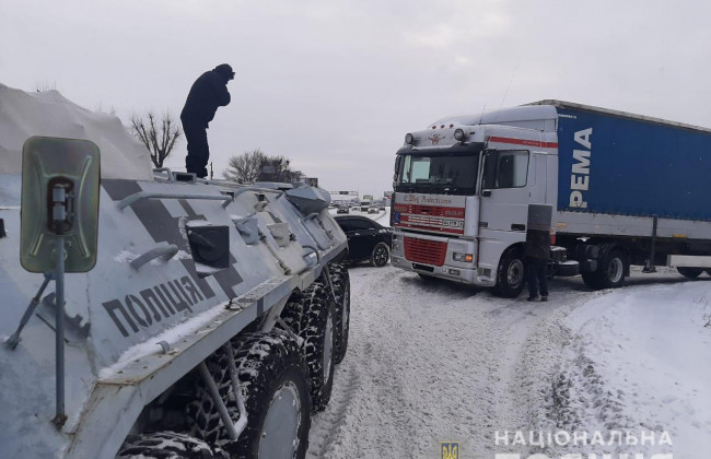 В Киеве для борьбы со стихией задействовали БТР, фото