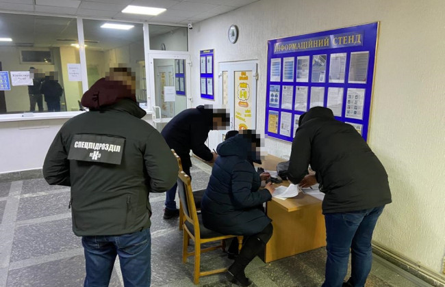 Привласнення майже півмільйона гривень, вилучених під час обшуку: на Житомирщині підозрюють експодатківця