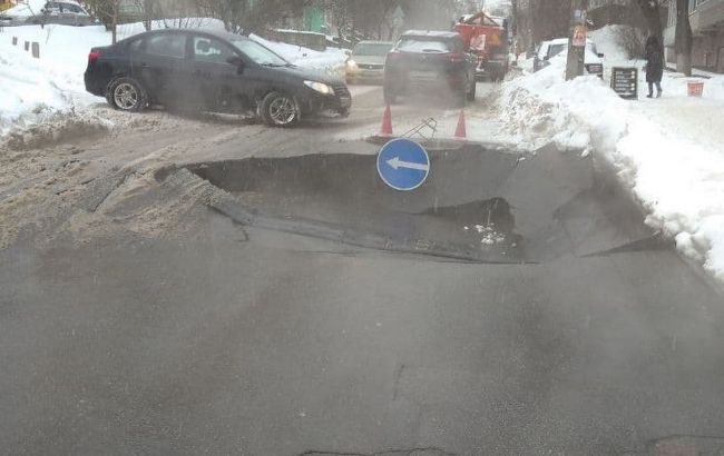 В Киеве на Куреневке провалился асфальт