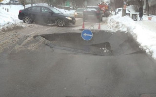 В Киеве на Куреневке провалился асфальт