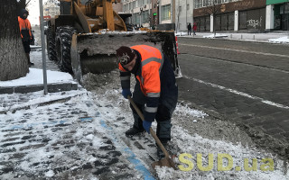 У Києві активно прибирають засніжений Поділ, фото
