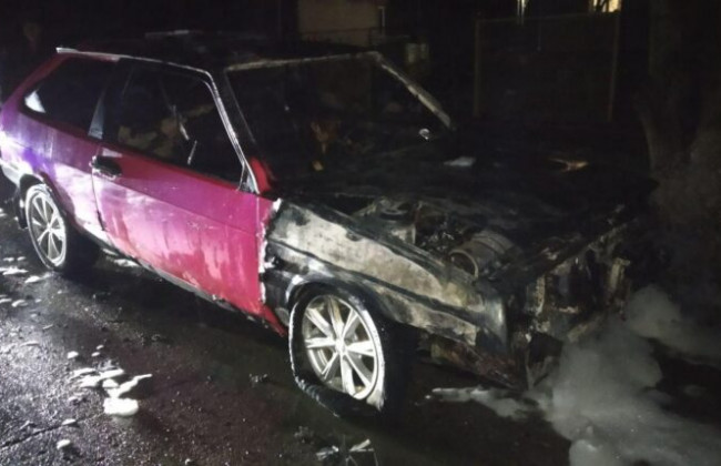 В Запорожской области сгорело 4 припаркованных автомобиля, фото