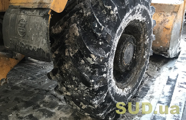 В Киеве произошло ДТП с участием снегоуборочной техники, фото