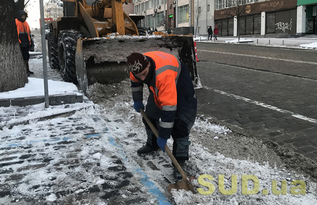 У Києві активно прибирають засніжений Поділ, фото