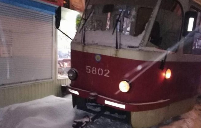 В Киеве сошедший с рельсов трамвай едва не снес МАФы, фото