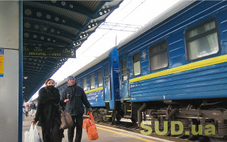 Снегопад заблокировал два пассажирских поезда
