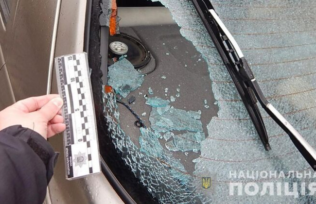 Под Одессой женщина громила припаркованные автомобили, фото