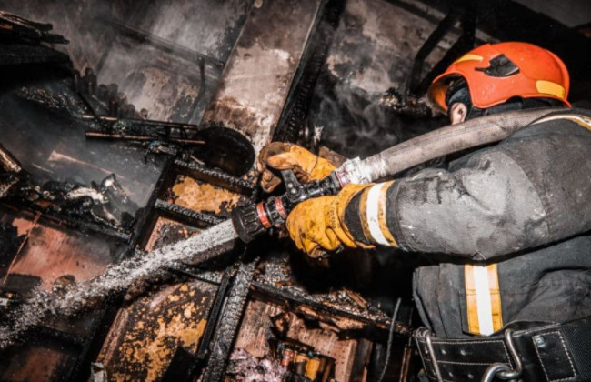 В Киеве вспыхнуло трехэтажное здание