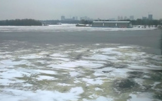 В Киеве спасатели сняли со льдины 15-летнюю девушку