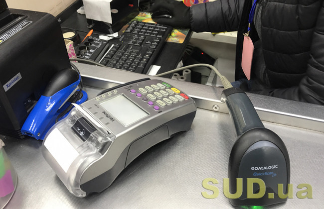 Мовний скандал: у київському супермаркеті звільнили касирку, яка відмовилася обслуговувати клієнтку українською