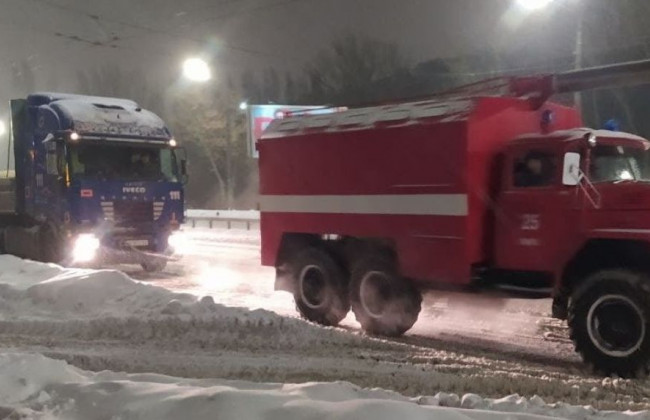 Снежный коллапс в Киеве: спасатели сообщили ситуацию в городе