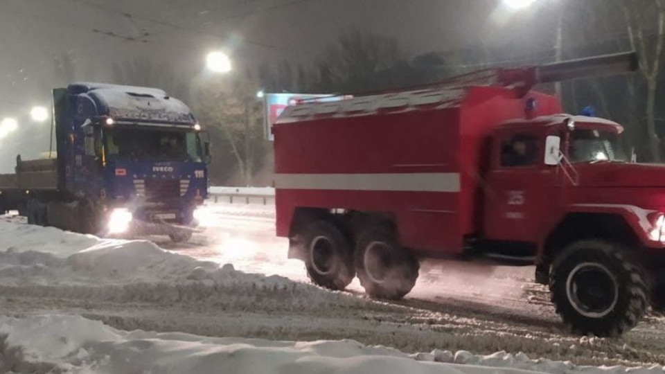 Снежный коллапс в Киеве: спасатели сообщили ситуацию в городе