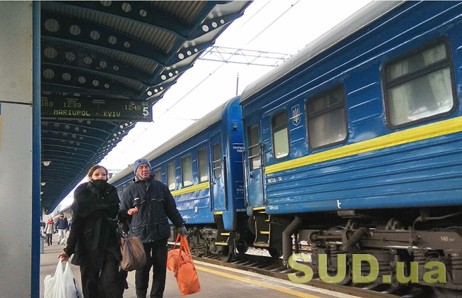 Снегопад заблокировал два пассажирских поезда