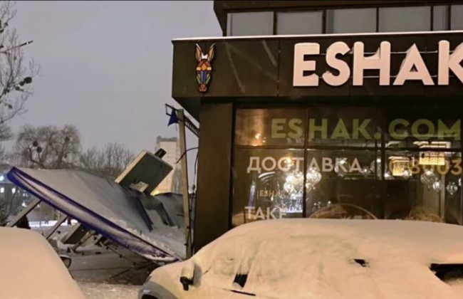 В столичном ресторане от снега обвалилась крыша