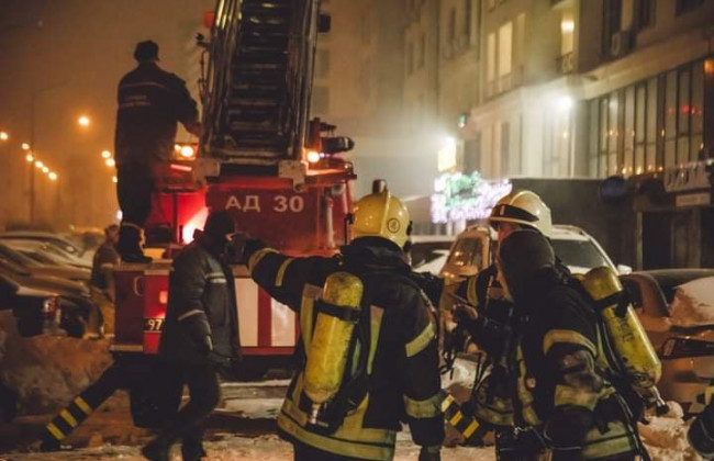 В Киеве вспыхнул мощный пожар в многоэтажке